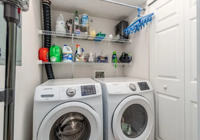 Listing Photo 2 - Condo for sale in building located at 220 Shelbourne Forest Wy, Delaware, OH 43015 - Unit #