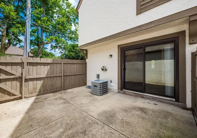 Listing Photo 2 - Condo for sale in building located at 406 Edinburgh Rd, Dublin, OH 43017 - Unit #