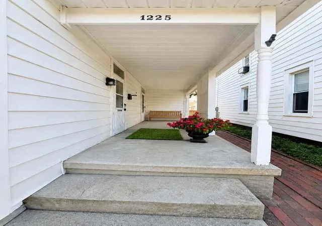 Photo 2 of Sale Pending at 1225 E Chestnut St, Lancaster, OH 43130 | MLS# 226021754 | Listing updated on 2026-09-14