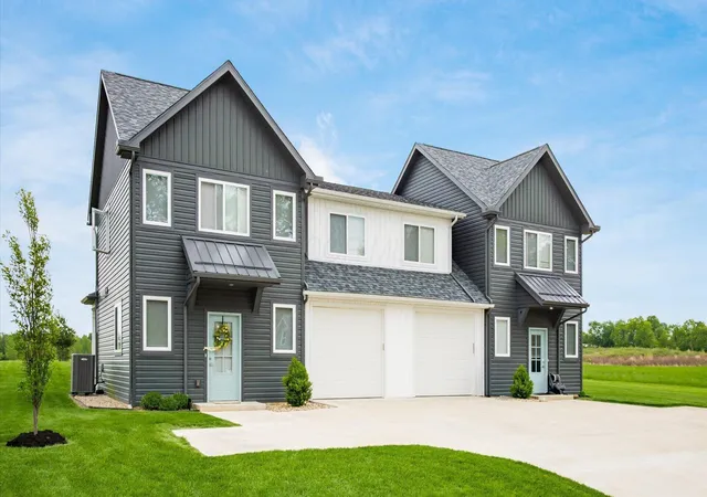 Listing Photo 2 - Condo for sale in building located at 13680 Rosewood Dr NE, Thornville, OH 43076 - Unit #