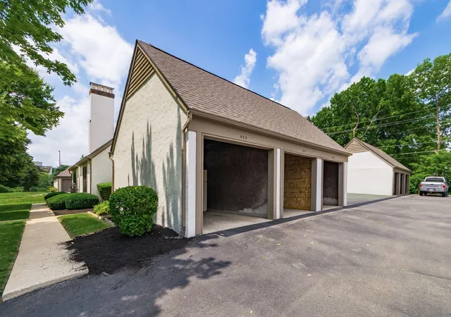 Listing Photo 2 - Condo for sale in building located at 424 Edinburgh Rd, Dublin, OH 43017 - Unit #