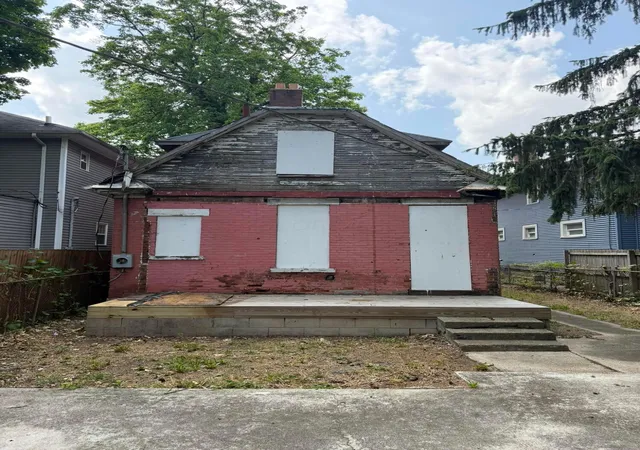 Photo 4 of Single family home for sale at 910 S Champion Ave, Columbus, OH 43206 | MLS# 226021972 | Listing updated on 2026-09-10