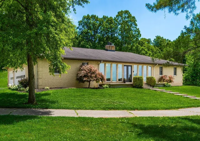 2nd image of 255 Briarwood Dr, Newark, OH 43055 | MLS# 226023113