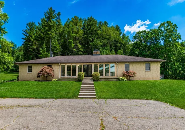 Photo 3 of Single family home for sale at 255 Briarwood Dr, Newark, OH 43055 | MLS# 226023113 | Listing updated on 2026-09-23