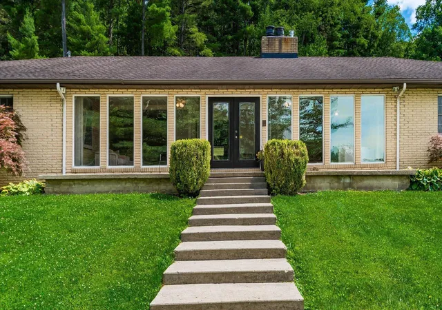 Photo 3 of Single family home for sale at 255 Briarwood Dr, Newark, OH 43055 | MLS# 226023113 | Listing updated on 2026-09-23