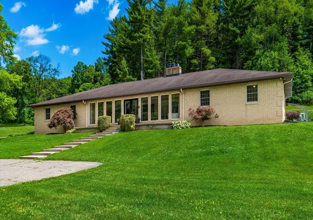 Photo 4 of Single family home for sale at 255 Briarwood Dr, Newark, OH 43055 | MLS# 226023113 | Listing updated on 2026-09-23