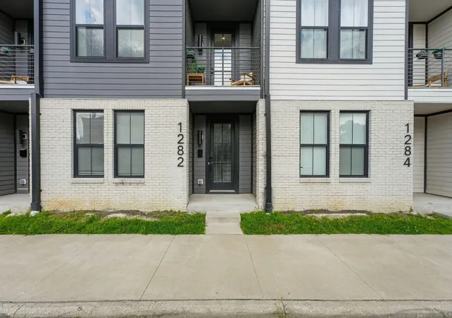 2nd image of 1282 Oak St, Columbus, OH 43205 | MLS# 226023784