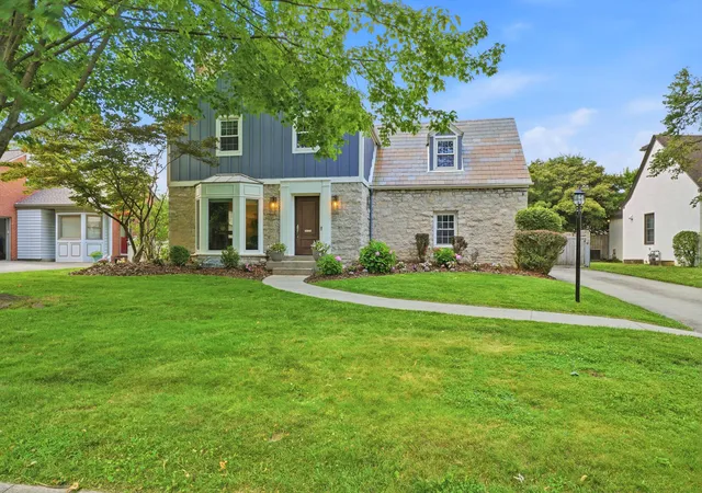 Photo 1 of Single family home for sale at 2724 Sherwood Rd, Columbus, OH 43209 | MLS# 226023262 | Listing updated on 2026-10-26