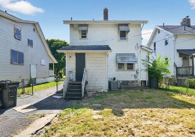 Photo 4 of Sale Pending at 312 N Warren Ave, Columbus, OH 43204 | MLS# 226023509 | Listing updated on 2026-10-09