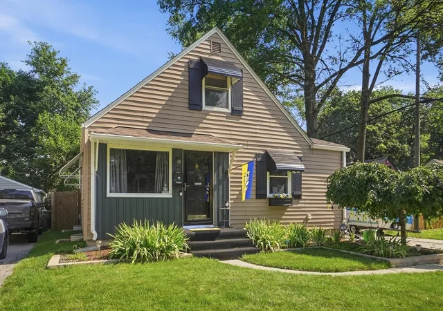 Photo 2 of Single family home for sale at 372 E Lincoln Ave, Columbus, OH 43214 | MLS# 226022485 | Listing updated on 2026-09-02