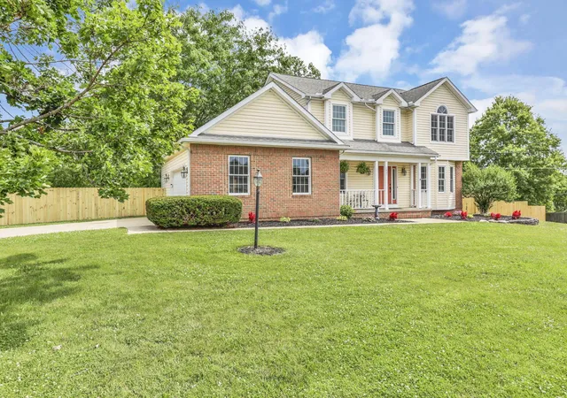2nd image of 1401 Beverly Hills Dr, Lancaster, OH 43130 | MLS# 226023820