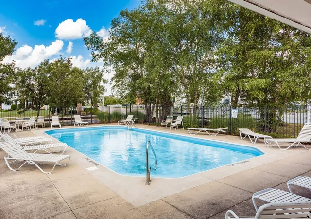 Listing Photo 2 - Condo for sale in building located at 952 Hartford Vlg Blvd, Columbus, OH 43228