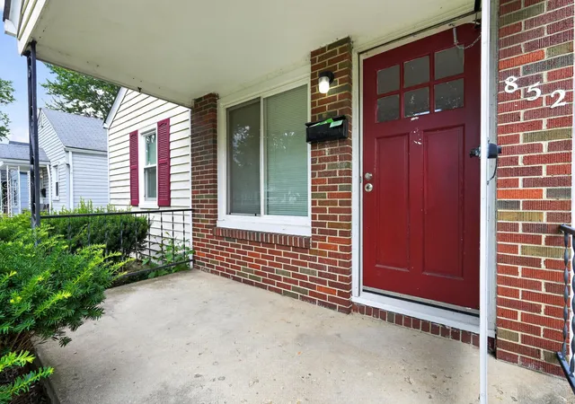 Photo 3 of Sale Pending at 852 S Hampton Rd, Columbus, OH 43227 | MLS# 226023504 | Listing updated on 2026-09-02