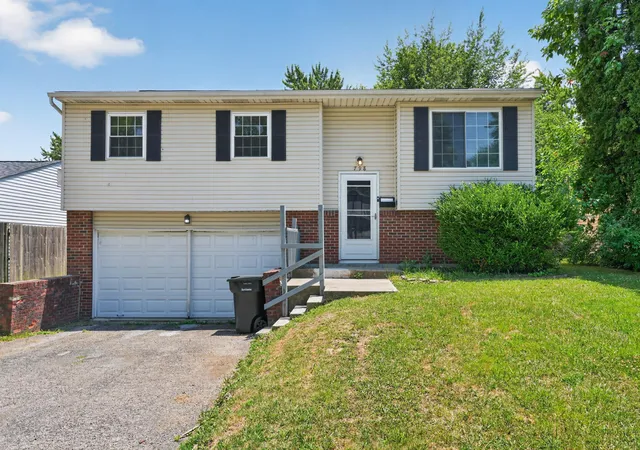 Photo 1 of Sale Pending at 798 Orchard Glen, Columbus, OH 43228 | MLS# 226025675 | Listing updated on 2026-10-26