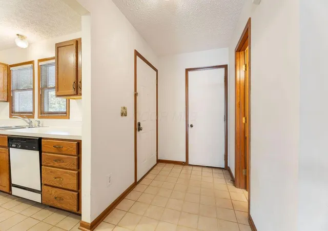Listing Photo 4 - Condo for sale in building located at 1068 Cypress Ln, Columbus, OH 43230 - Unit #12-3