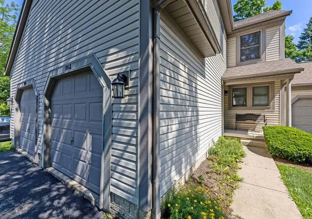 Listing Photo 3 - Condo for sale in building located at 1068 Cypress Ln, Columbus, OH 43230 - Unit #12-3