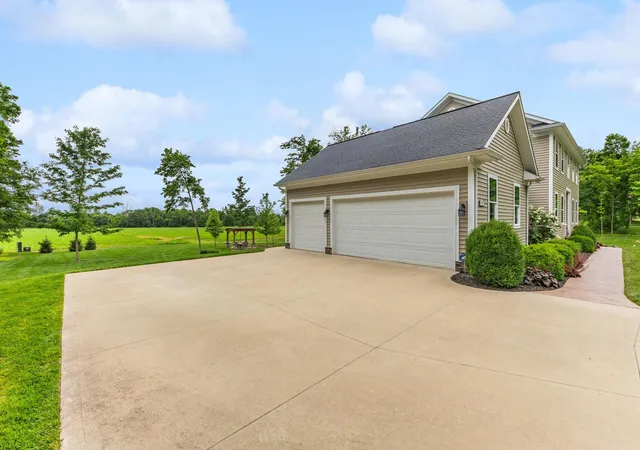 Homes for sale in Fredericktown, OH | 9596 Woodridge Cir, Fredericktown, OH 43019 | MLS# 226023167