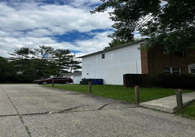 Listing Photo 5 - Condo for sale in building located at 2060 Bairsford Dr, Columbus, OH 43232