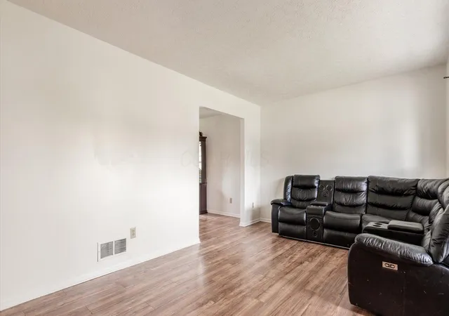 Photo 3 of Single family home for sale at 424 Jonell Ln, Reynoldsburg, OH 43068 | MLS# 226023870 | Listing updated on 2026-07-29