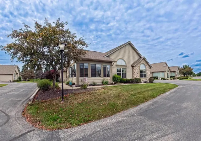 Homes for sale in Grove City, OH | 6053 Landings Pond Pl, Grove City, OH 43123 | MLS# 226025521