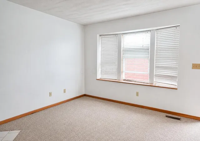 Homes for sale in Worthington, OH | 917 Annagladys Dr, Worthington, OH 43085