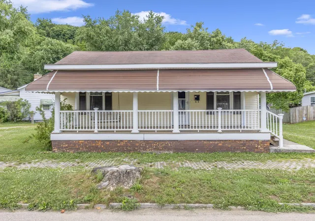 Homes for sale in Nelsonville, OH | 522 Poplar St, Nelsonville, OH 45764 | MLS# 226023769