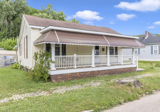 Homes for sale in Nelsonville, OH | 522 Poplar St, Nelsonville, OH 45764 | MLS# 226023769