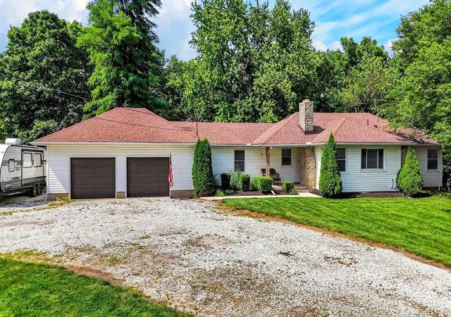 Photo 2 of Single family home for sale at 924 White Rd, Grove City, OH 43123 | MLS# 226024176 | Listing updated on 2026-07-29