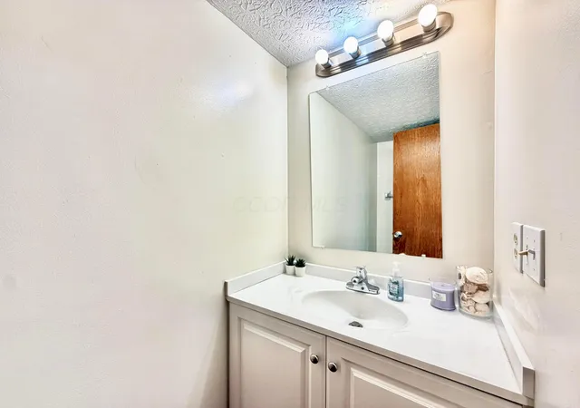 Homes for sale in Newark, OH | 916 Lateglow Ct, Newark, OH 43055 | MLS# 226024082