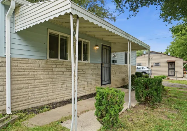 Photo 2 of Single family home for sale at 1286 Southfield Dr S, Columbus, OH 43207 | MLS# 226024174 | Listing updated on 2026-08-25