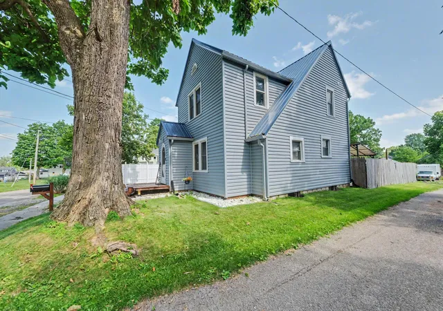 Photo 3 of Single family home for sale at 423 Erie St, Galion, OH 44833 | MLS# 226024324 | Listing updated on 2026-09-09