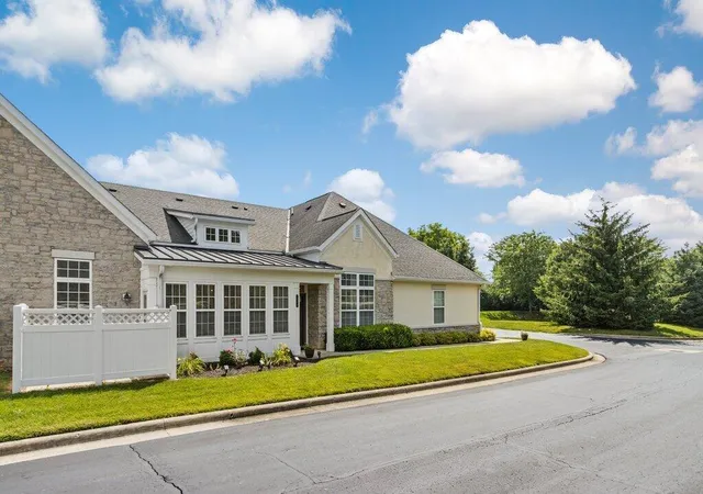 Listing Photo 2 - Condo for sale in building located at 2674 Scioto Station Dr, Columbus, OH 43204