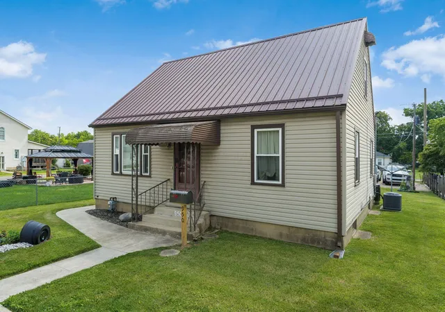 Homes for sale in Lancaster, OH | 950 N Pierce Ave, Lancaster, OH 43130 | MLS# 226024238