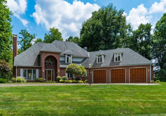 Homes for sale in Zanesville, OH | 926 Southeast Ct, Zanesville, OH 43701 | MLS# 226024252