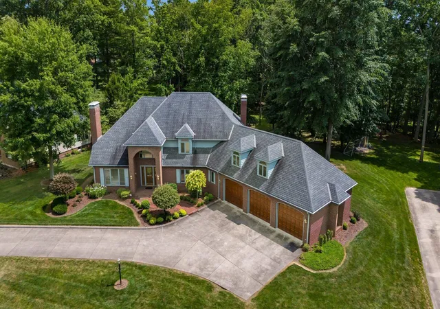 Homes for sale in Zanesville, OH | 926 Southeast Ct, Zanesville, OH 43701 | MLS# 226024252