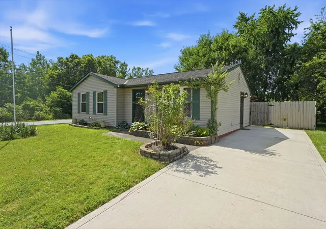 2nd image of 1565 Rock Creek Dr, Grove City, OH 43123 | MLS# 226024686