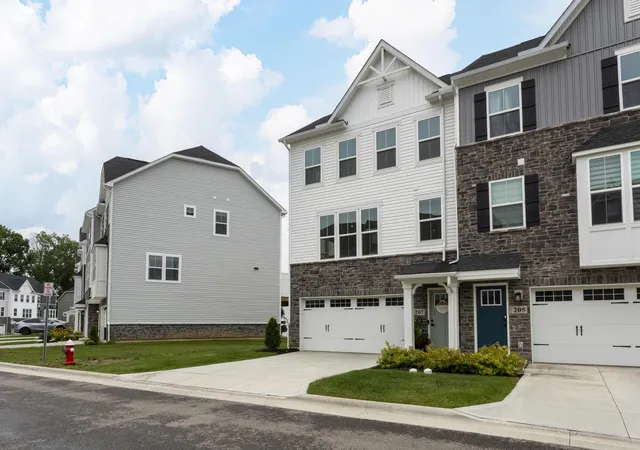Photo 3 of Single family home for sale at 207 Via Veneto, Delaware, OH 43015 | MLS# 226024384 | Listing updated on 2026-10-02