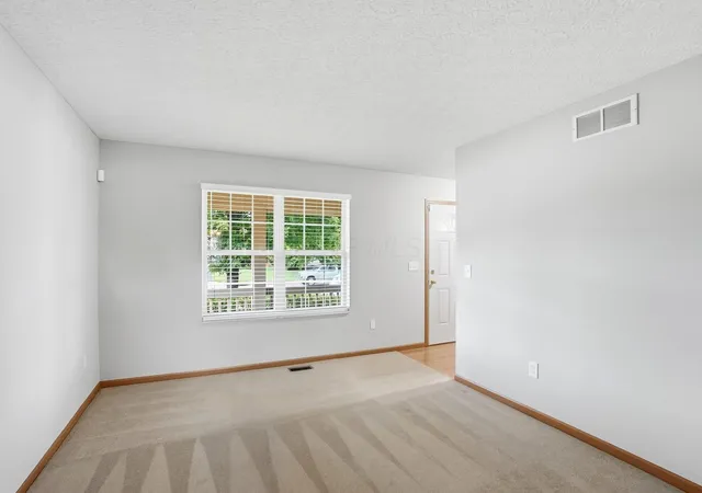 Homes for sale in Grove City, OH | 4477 Knoll Crest Dr, Grove City, OH 43123 | MLS# 226024693