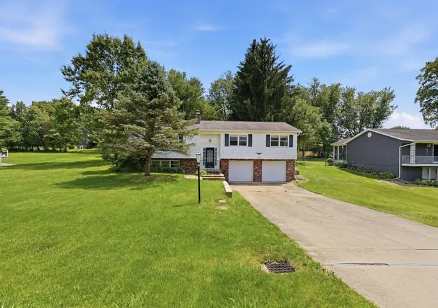 Homes for sale in Zanesville, OH | 2520 Douglas Dr, Zanesville, OH 43701 | MLS# 226024680