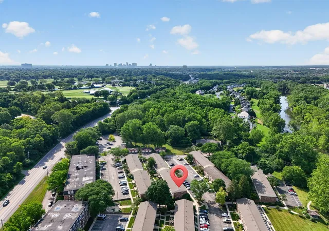 Listing Photo 2 - Condo for sale in building located at 2562 Scioto Vw Ln, Columbus, OH 43221 - Unit #F