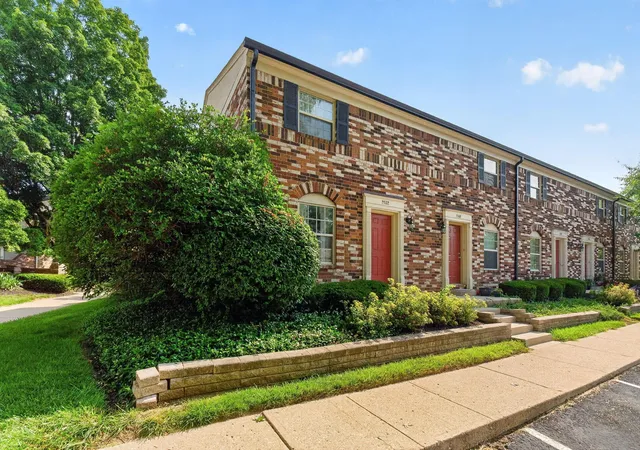 Listing Photo 3 - Condo for sale in building located at 2562 Scioto Vw Ln, Columbus, OH 43221 - Unit #F
