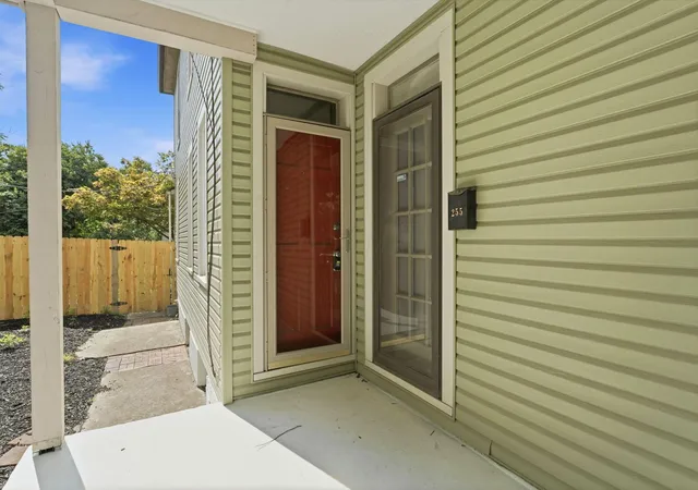 Photo 2 of Single family home for sale at 255 S 17th Street, Columbus, OH 43205 | MLS# 226025348 | Listing updated on 2026-09-22