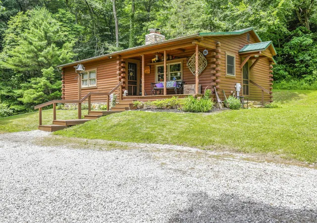 Homes for sale in Sugar Grove, OH | 7899 Old Logan Rd Se, Sugar Grove, OH 43155 | MLS# 226024673