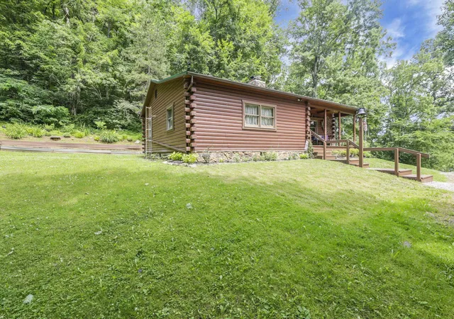 Homes for sale in Sugar Grove, OH | 7899 Old Logan Rd Se, Sugar Grove, OH 43155 | MLS# 226024673