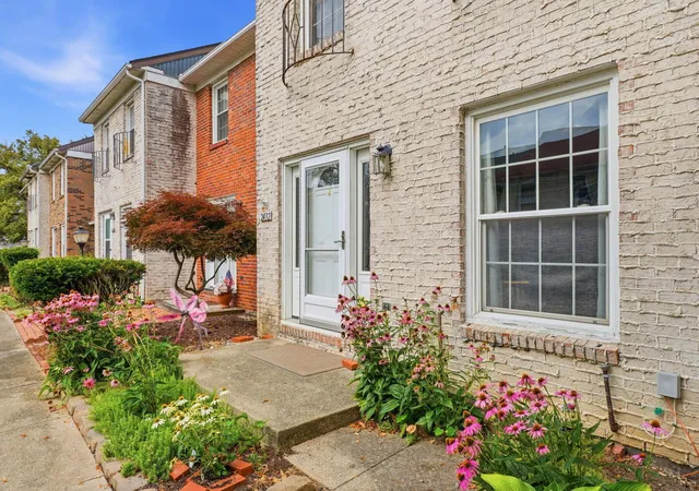 Homes for sale in Columbus, OH | 2432 Hardesty Dr S #S6, Columbus, OH 43204 | MLS# 226024726
