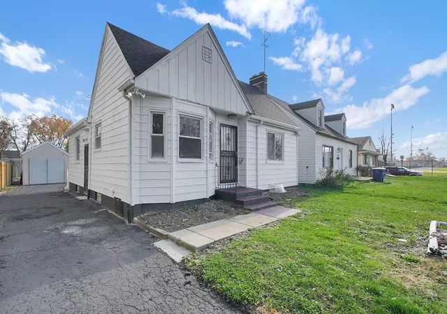 Photo 3 of Single family home for sale at 2204 Medina Ave, Columbus, OH 43211 | MLS# 226024767 | Listing updated on 2026-09-17