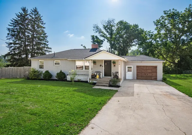 Homes for sale in Zanesville, OH | 100 Petosky Ave, Zanesville, OH 43701 | MLS# 226024796