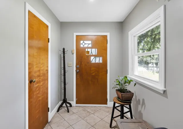 2nd image of 521 E Johnstown Rd, Columbus, OH 43230 | MLS# 226024791