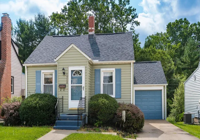 Homes for sale in Zanesville, OH | 1928 Euclid Ave, Zanesville, OH 43701 | MLS# 226025057