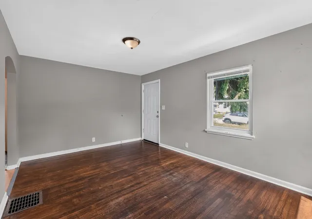 Photo 4 of Single family home for sale at 221 N Kellner Rd, Columbus, OH 43209 | MLS# 226027932 | Listing updated on 2026-09-03